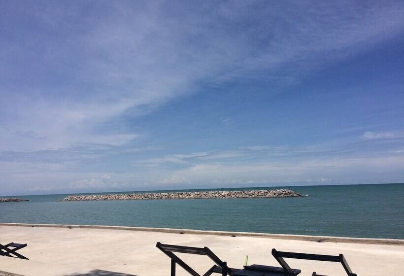 בית מלון כפרי Chomtalay Resort At Had Chaosamran Beach