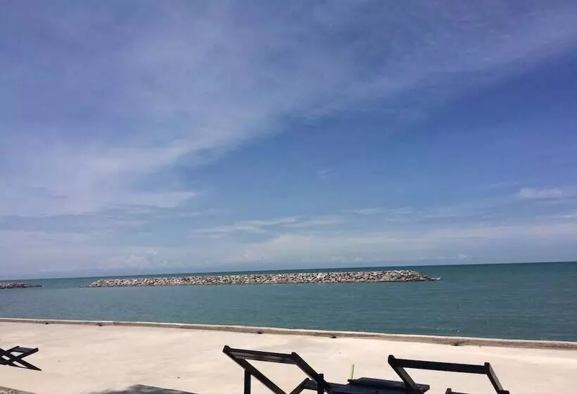 Hotelli Chomtalay Resort At Had Chaosamran Beach