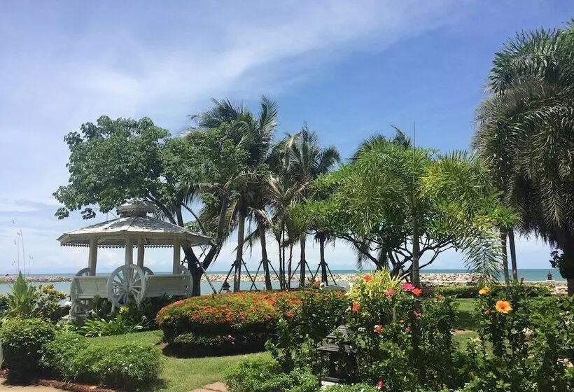 Hotelli Chomtalay Resort At Had Chaosamran Beach