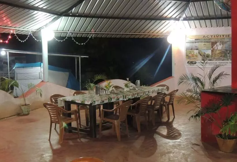 Hotelli Jungle Nest Homestay