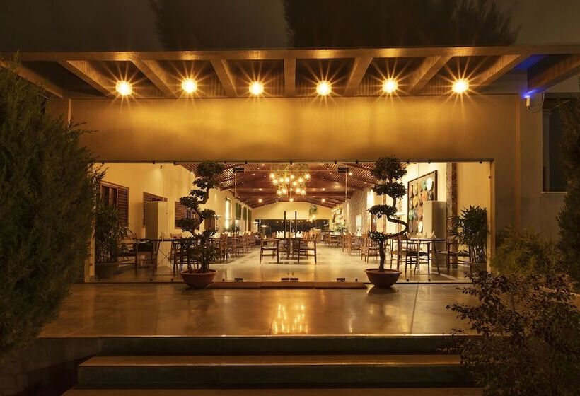 Hotel Suryavilas Luxury Resort & Spa