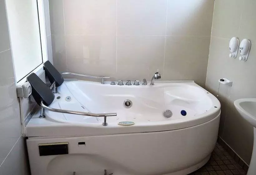 Hotelli Tonrak Resort