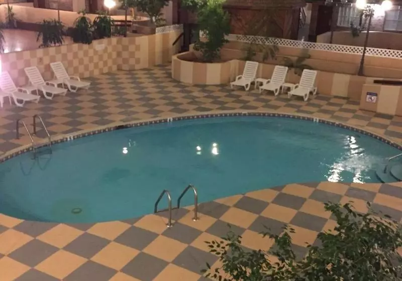 Hotelli Regency Inn & Suites