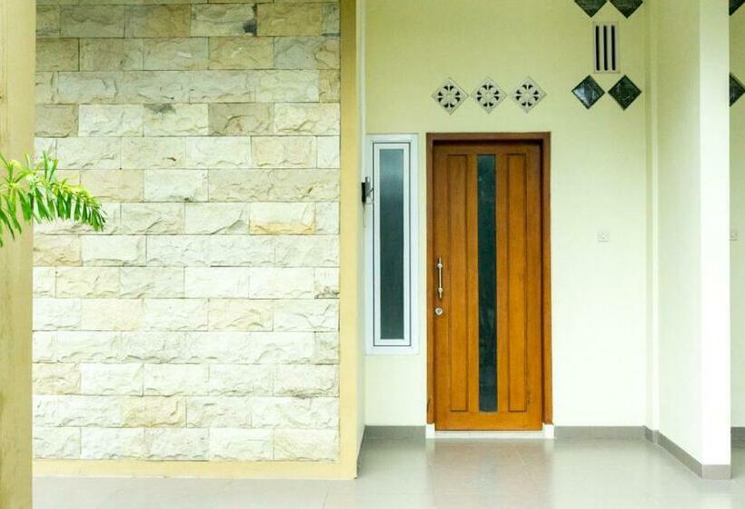 Pension Reddoorz Near Benteng Van Den Bosch