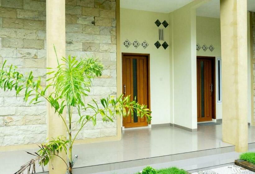 Pension Reddoorz Near Benteng Van Den Bosch