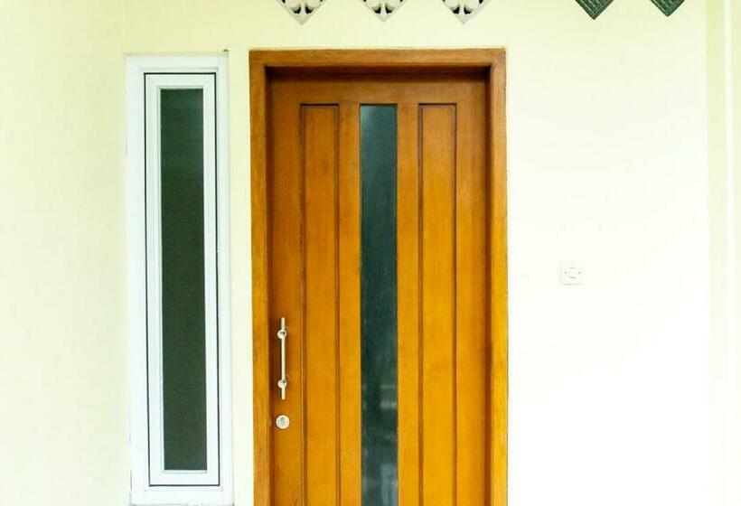 Pension Reddoorz Near Benteng Van Den Bosch