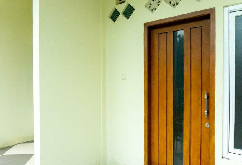 Pension Reddoorz Near Benteng Van Den Bosch