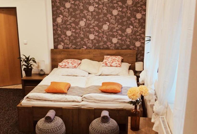 Пансион Apartmány Caffe & Grill