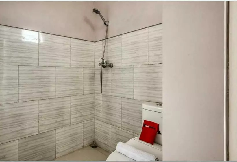 ペンション Reddoorz @ Bypass Juanda Airport