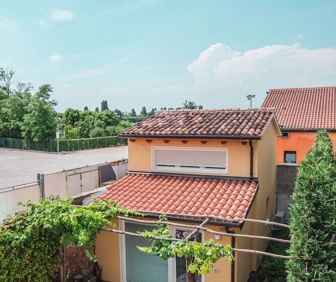 مبيت وإفطار Little House