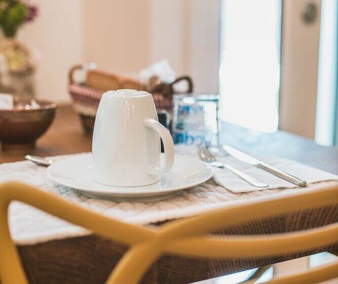 مبيت وإفطار Little House