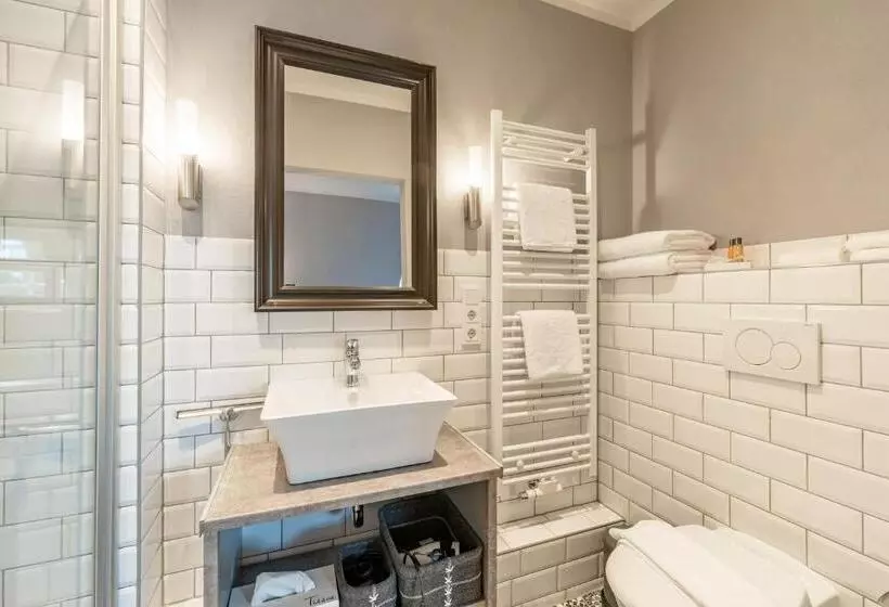 Friesen Lodge Apartments