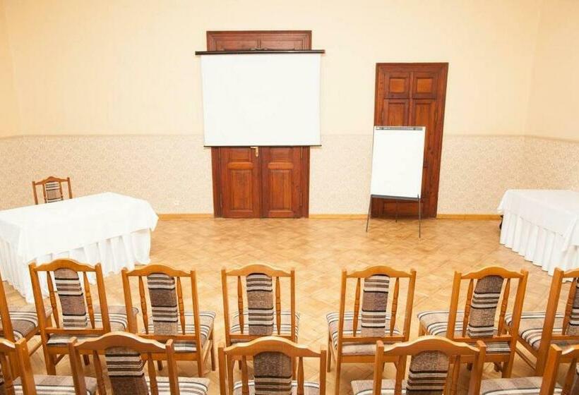 فندق Kaštieľ Fričovce