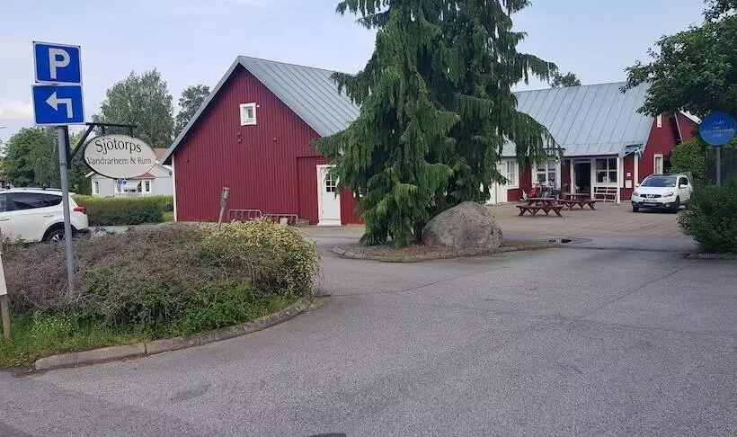 Perssons I Backens Pensionat  Sjötorps Vandrarhem & Rum