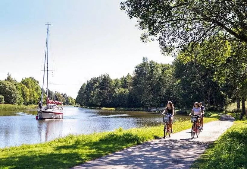 Perssons I Backens Pensionat  Sjötorps Vandrarhem & Rum