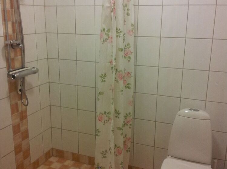 Perssons I Backens Pensionat Sjötorps Vandrarhem & Rum