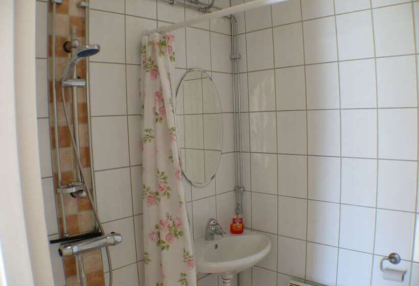 Perssons I Backens Pensionat Sjötorps Vandrarhem & Rum