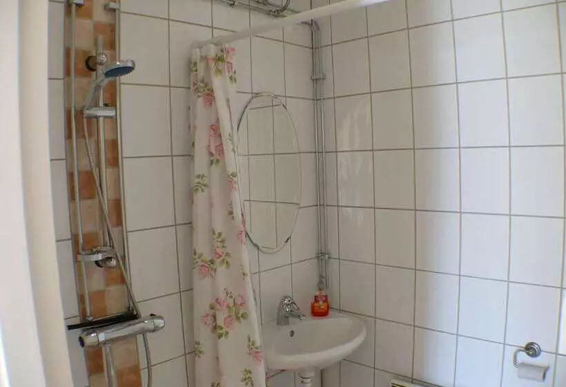 Perssons I Backens Pensionat  Sjötorps Vandrarhem & Rum