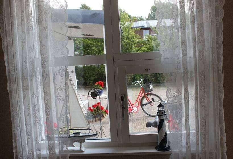 Perssons I Backens Pensionat Sjötorps Vandrarhem & Rum