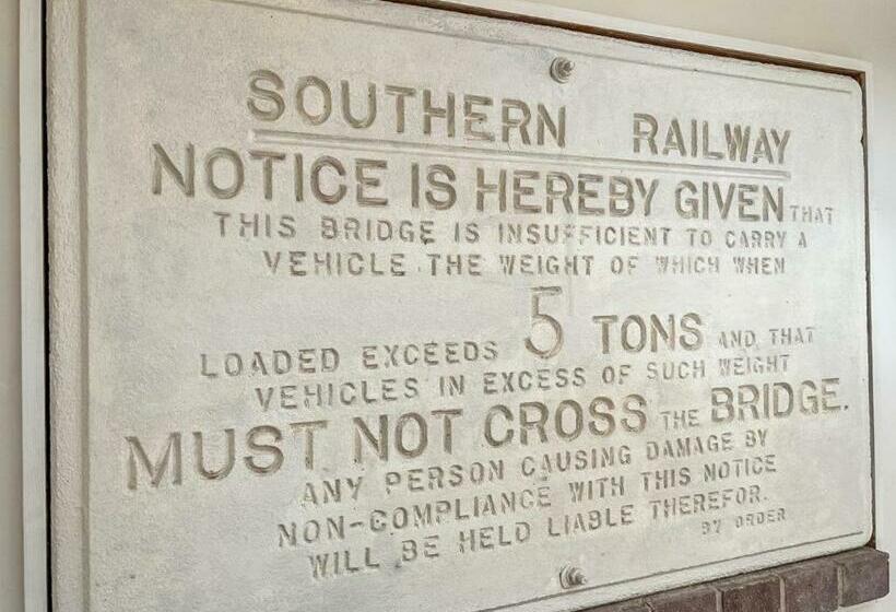 Old Ningwood Station Bed & Breakfast, Ningwood, Isle Of Wight Po41 0tg