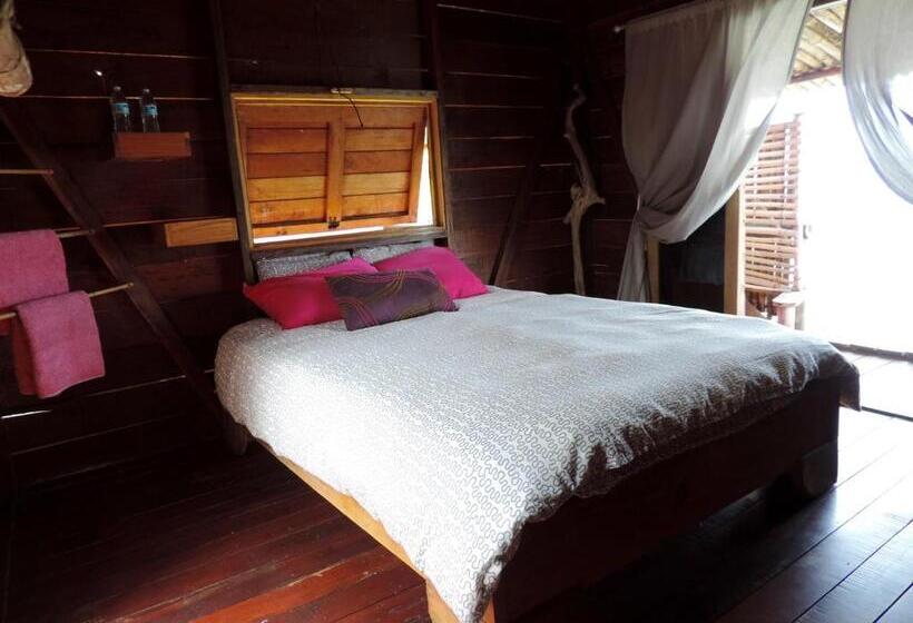 هتل Urraca Monkey Island Eco Resort