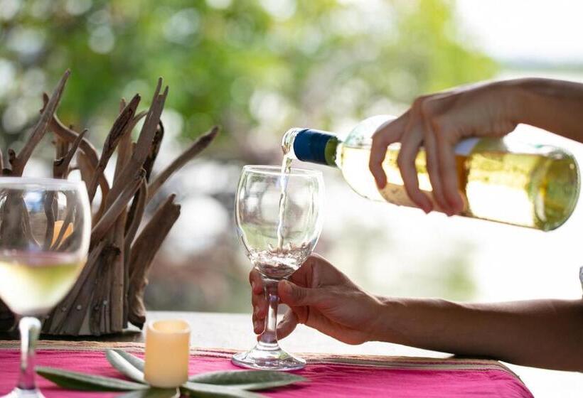 هتل Urraca Monkey Island Eco Resort