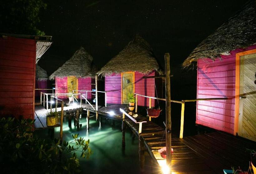 هتل Urraca Monkey Island Eco Resort