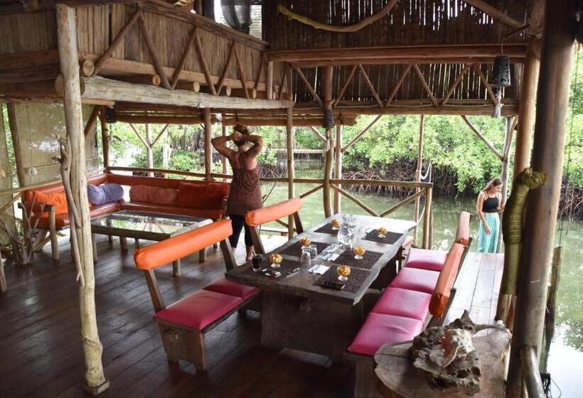 هتل Urraca Monkey Island Eco Resort