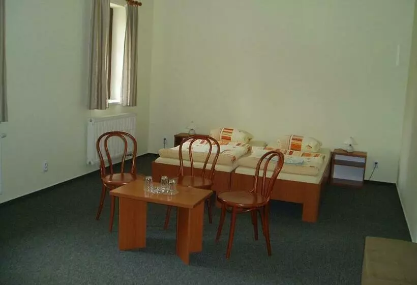 ペンション Restaurace A Penzion Česká Hospoda