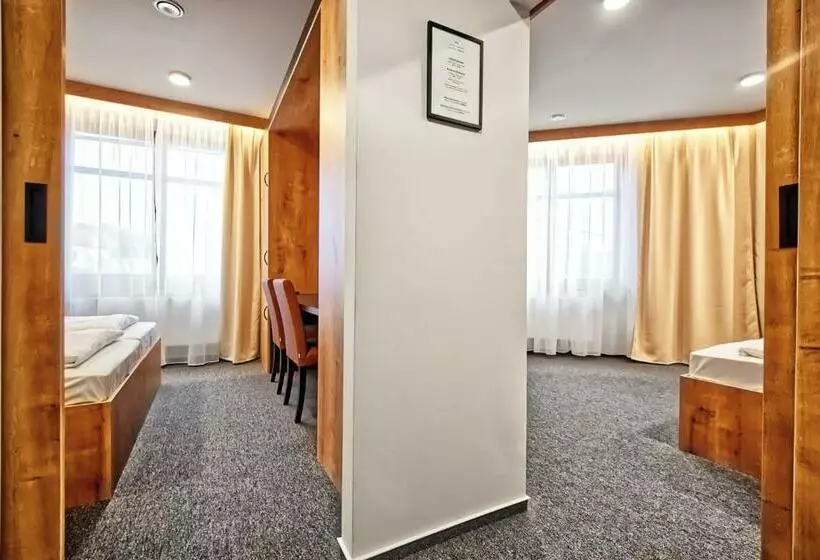 ペンション Restaurace A Penzion Praha