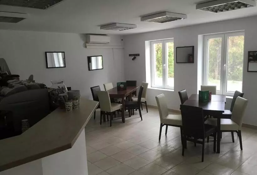 Hotelli By The River