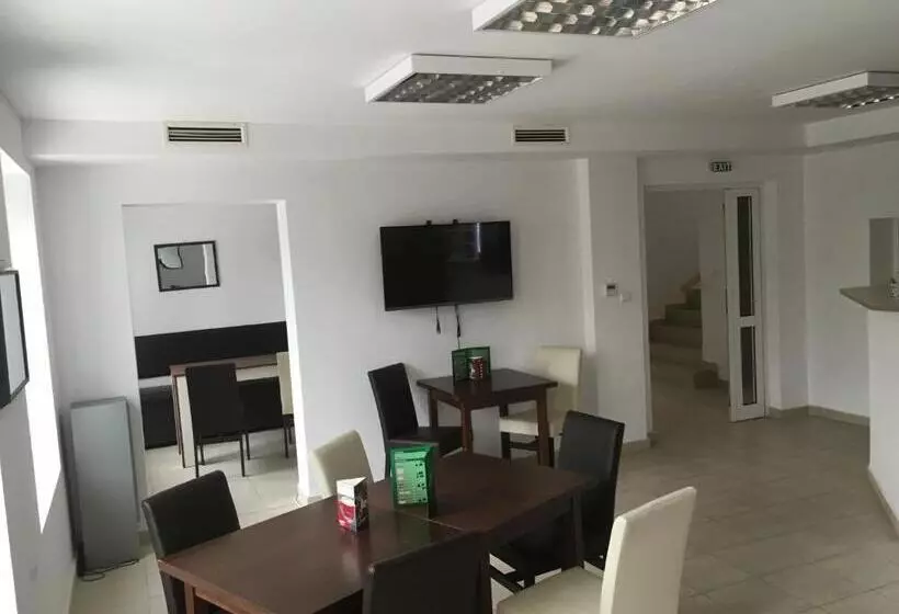 Hotelli By The River