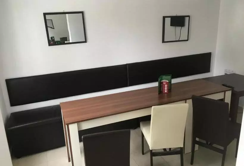 Hotelli By The River