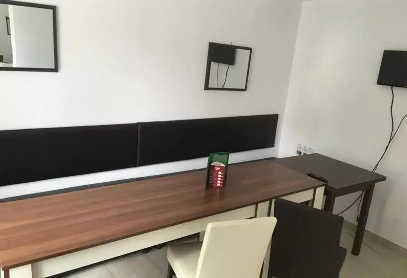 Hotelli By The River