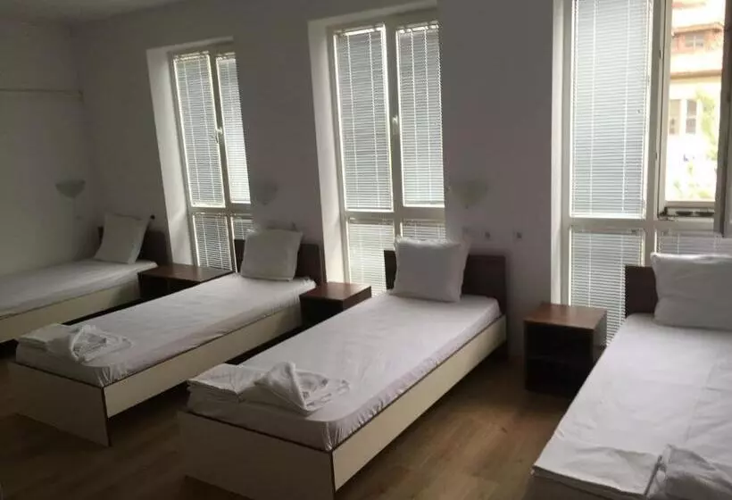 Hotelli By The River