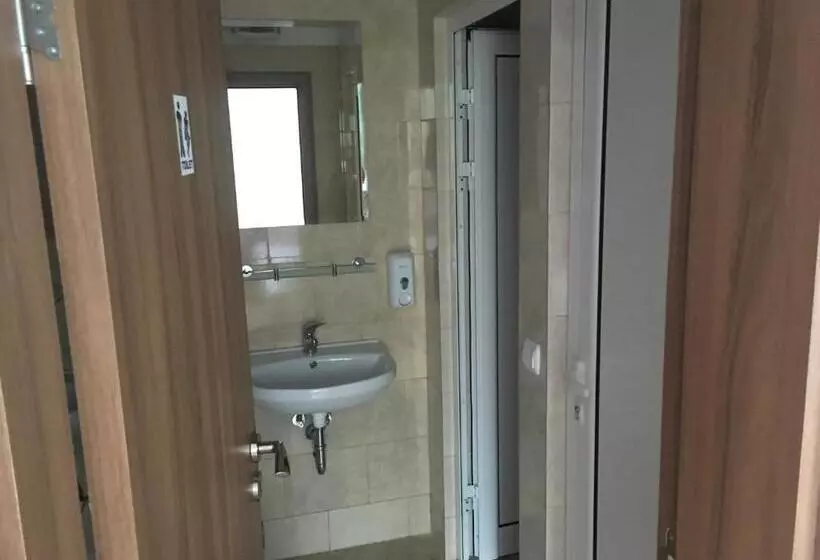 Hotelli By The River