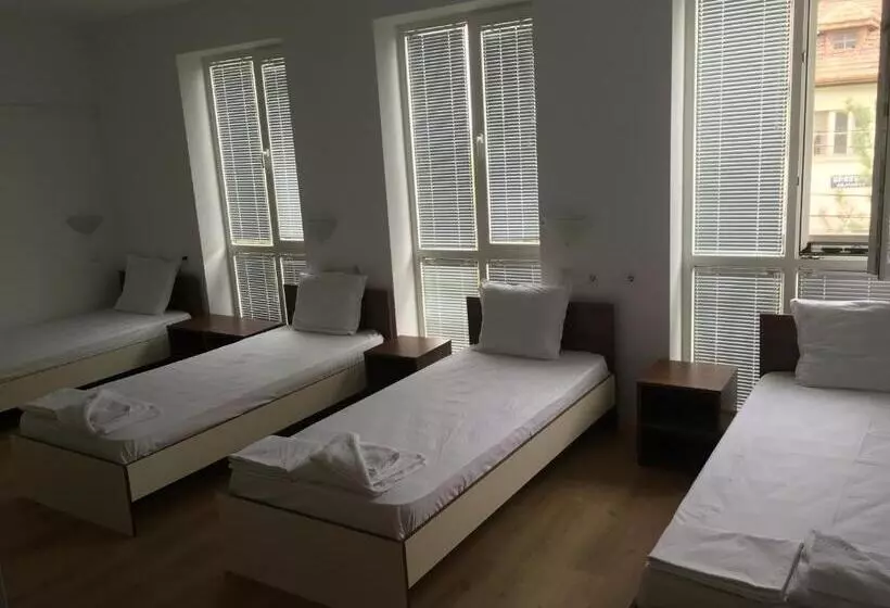 Hotelli By The River