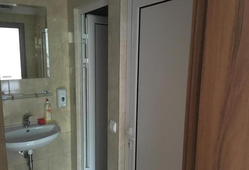 בית מלון כפרי By The River