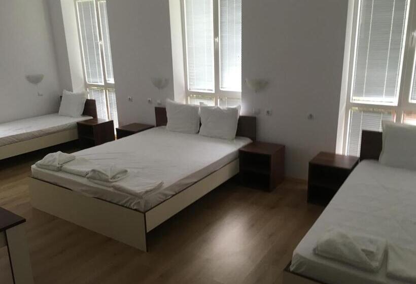 בית מלון כפרי By The River