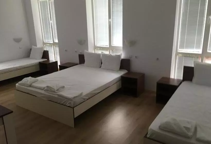 Hotelli By The River