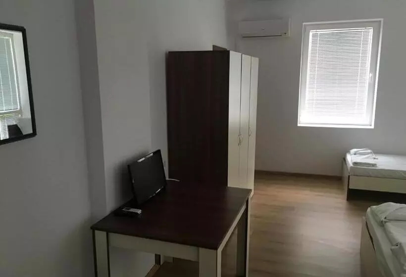 Hotelli By The River