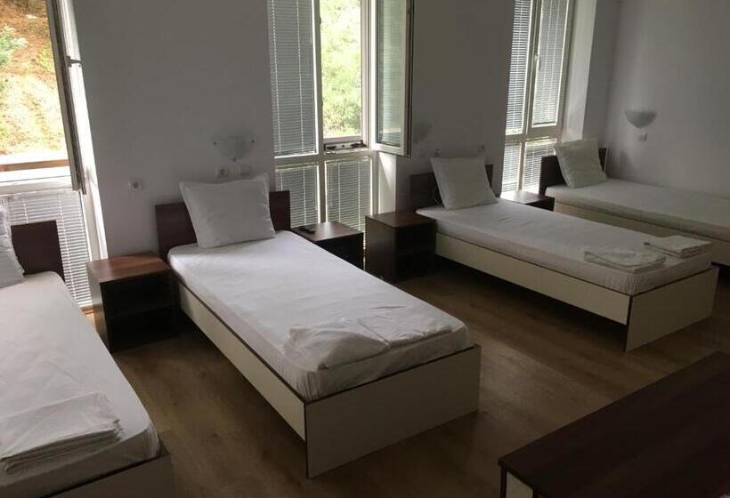 בית מלון כפרי By The River