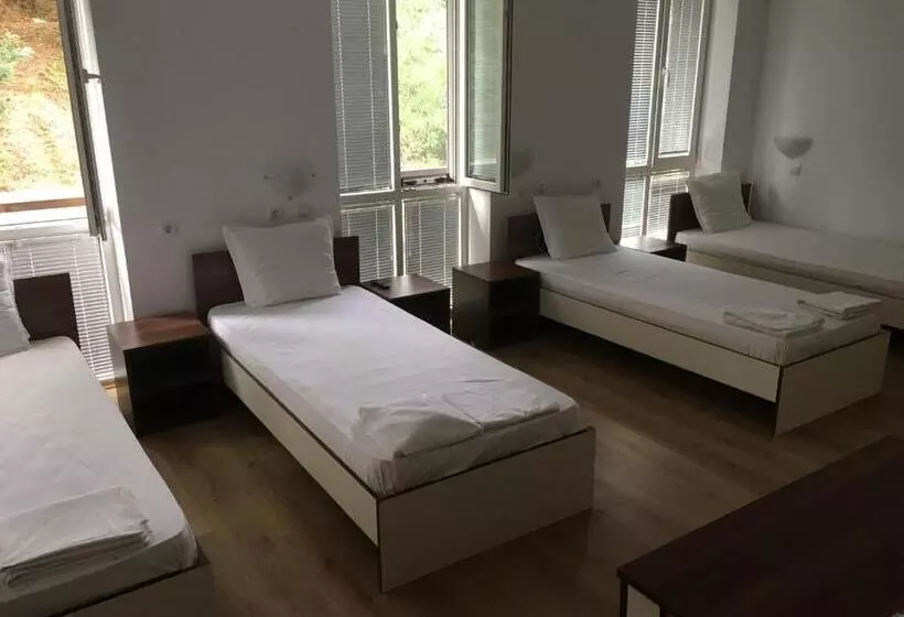 Hotelli By The River