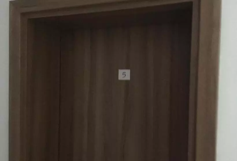 Hotelli By The River