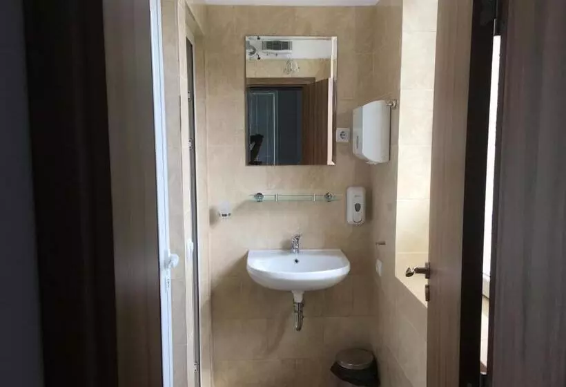 Hotelli By The River