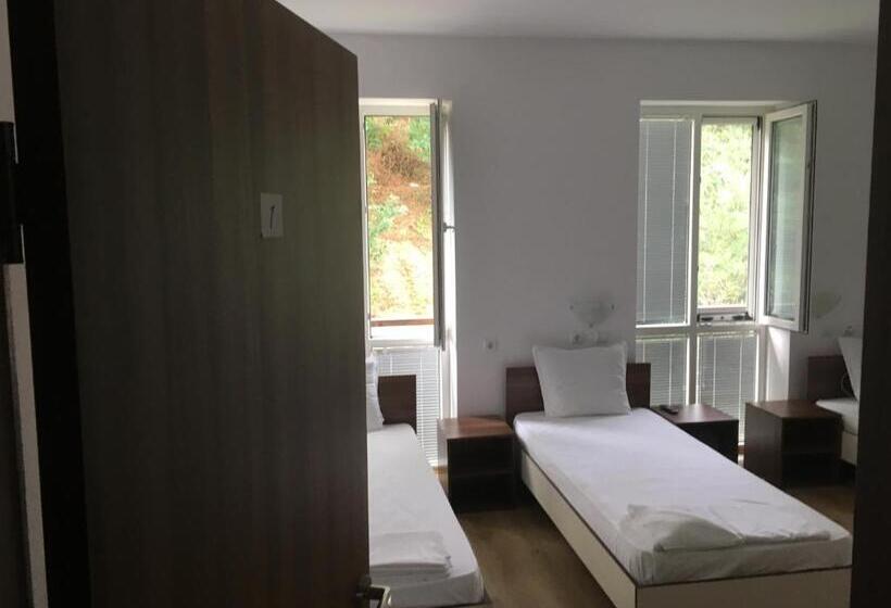 בית מלון כפרי By The River