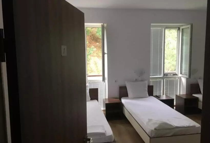 Hotelli By The River