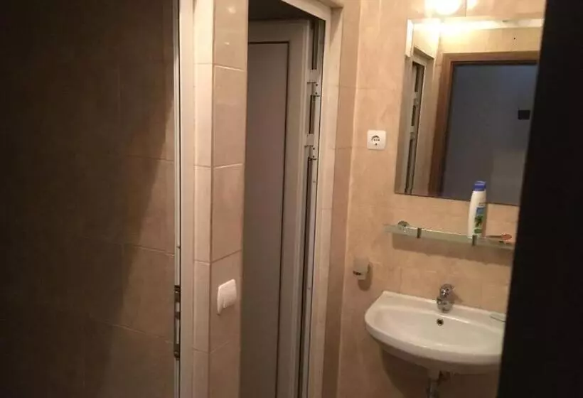 Hotelli By The River