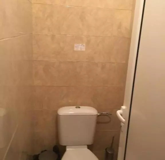 Hotelli By The River