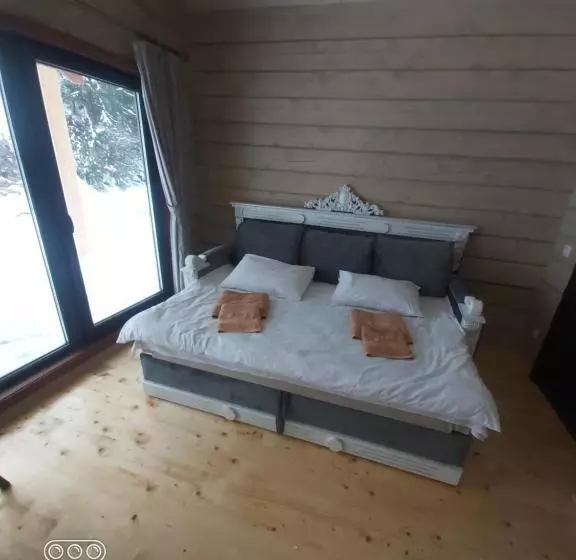 Retkeilymaja Berloga Sinevir